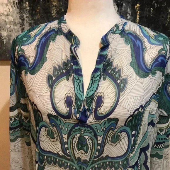Chicos Sheer Paisley Design Long Sleeved Top w/Rounded Hem V Neck Collar Size 2 - Picture 5 of 8